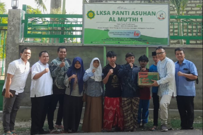 SYUKURI AKREDITASI UNGGUL, PRODI TBIN BAGIKAN BANTUAN SEMBAKO KE ANAK YATIM PIATU