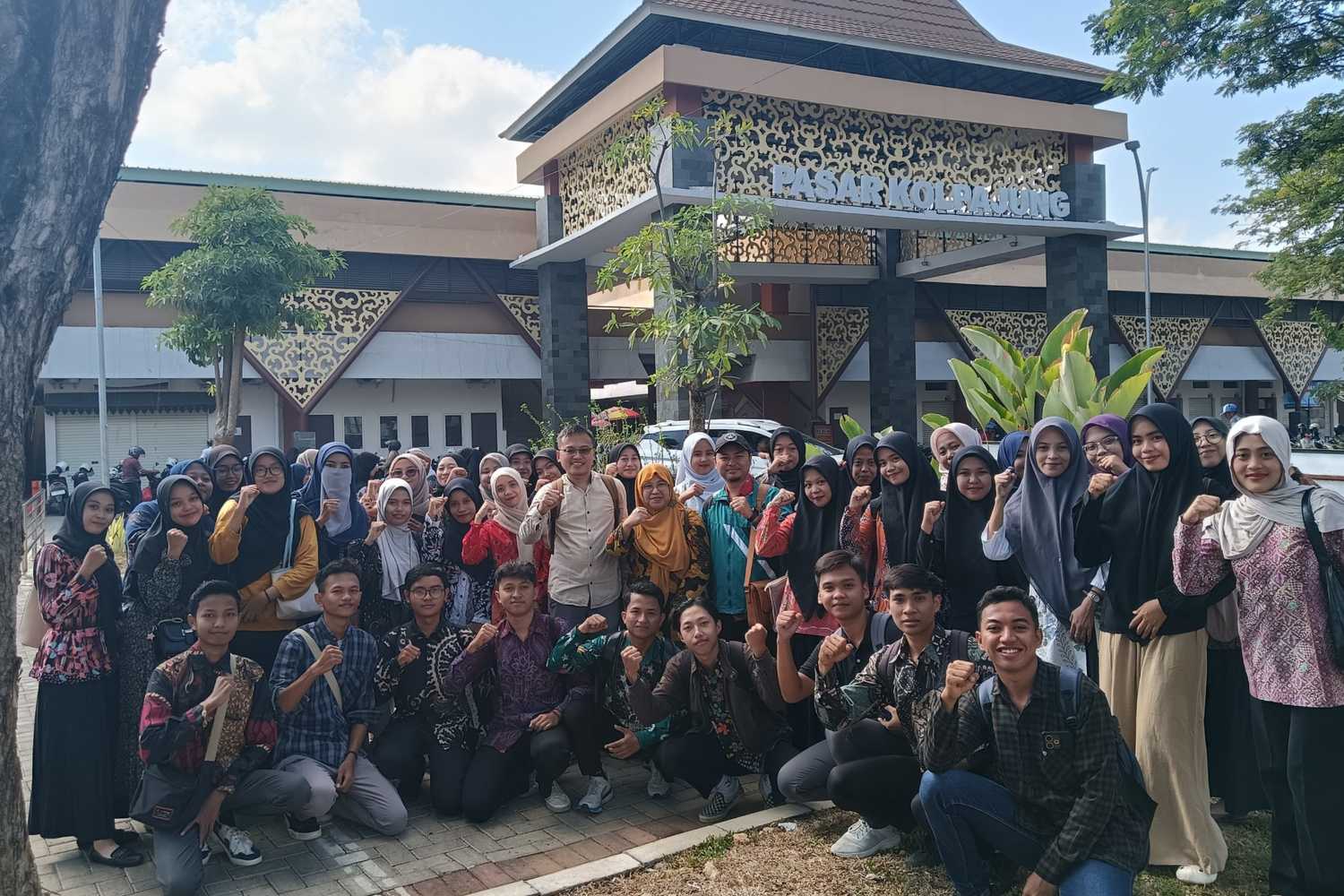 DARI TEORI KE PASAR: MAHASISWA TBIN A UIN MADURA BELAJAR PRAGMATIK LANGSUNG DI LAPANGAN