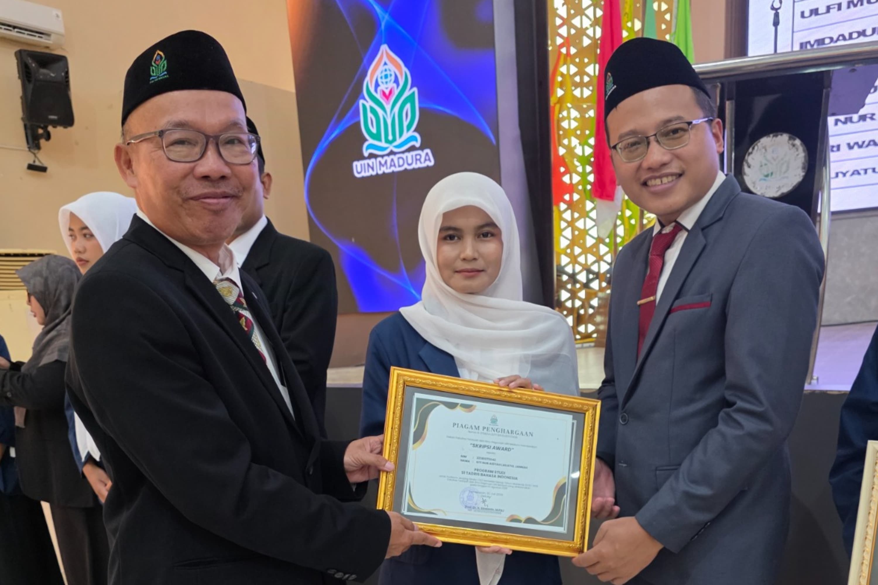Siti Nur Aisyah Lailatul Jannah Raih Penghargaan Skripsi Terbaik Prodi Tadris Bahasa Indonesia FTIK UIN Madura