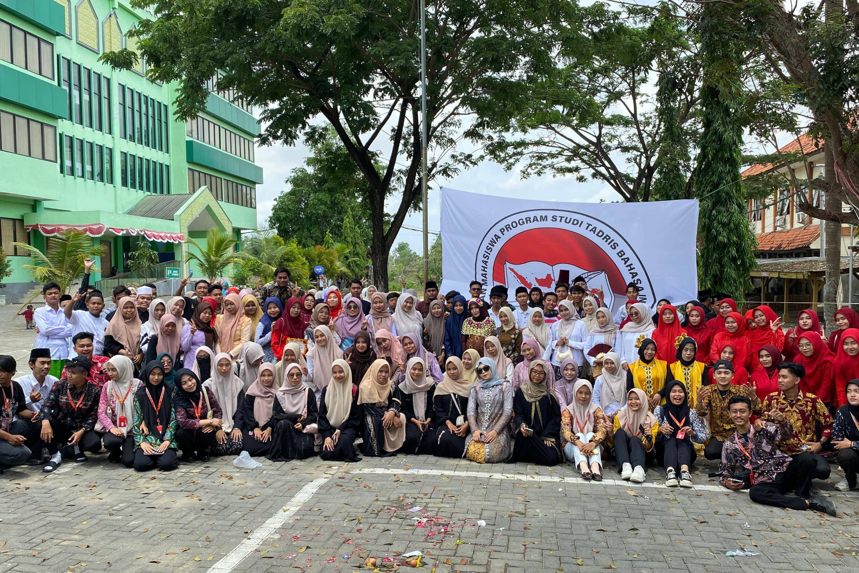 Napak Tilas Budaya Leluhur: HMPS TBIN UIN Madura Gelar Lomba Kirab Budaya Festival Bulan Bahasa 2025
