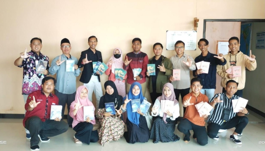SEMANGAT LITERASI! MAHASISWA TADRIS BAHASA INDONESIA ANGKATAN 2021 TERBITKAN 4 BUKU ANTOLOGI PUISI