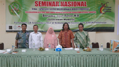 Seminar Nasional dengan Tema "Apresiasi Sastra dalam Bingkai Budaya Indonesia"