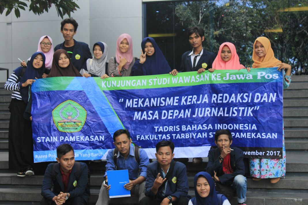 Kuliah Jurnalistik; Tadris Bahasa Indonesia Kunjungi Graha Pena Jawa Pos Sur